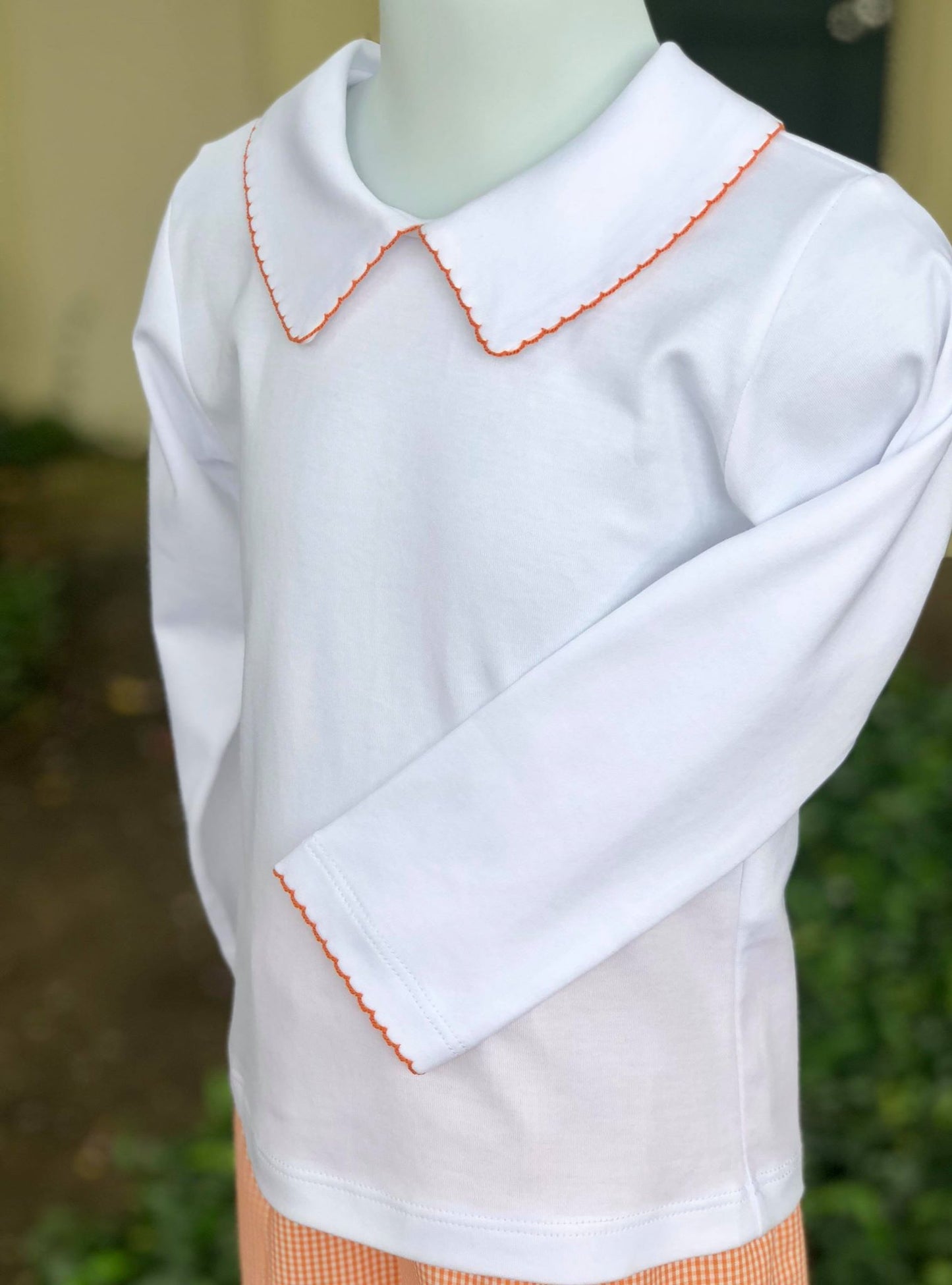 Pointed collar shirt with orange picot trim*