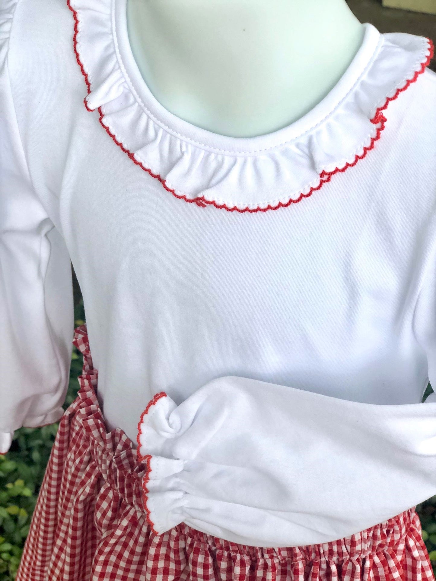 Ruffle collar blouse with red picot trim*