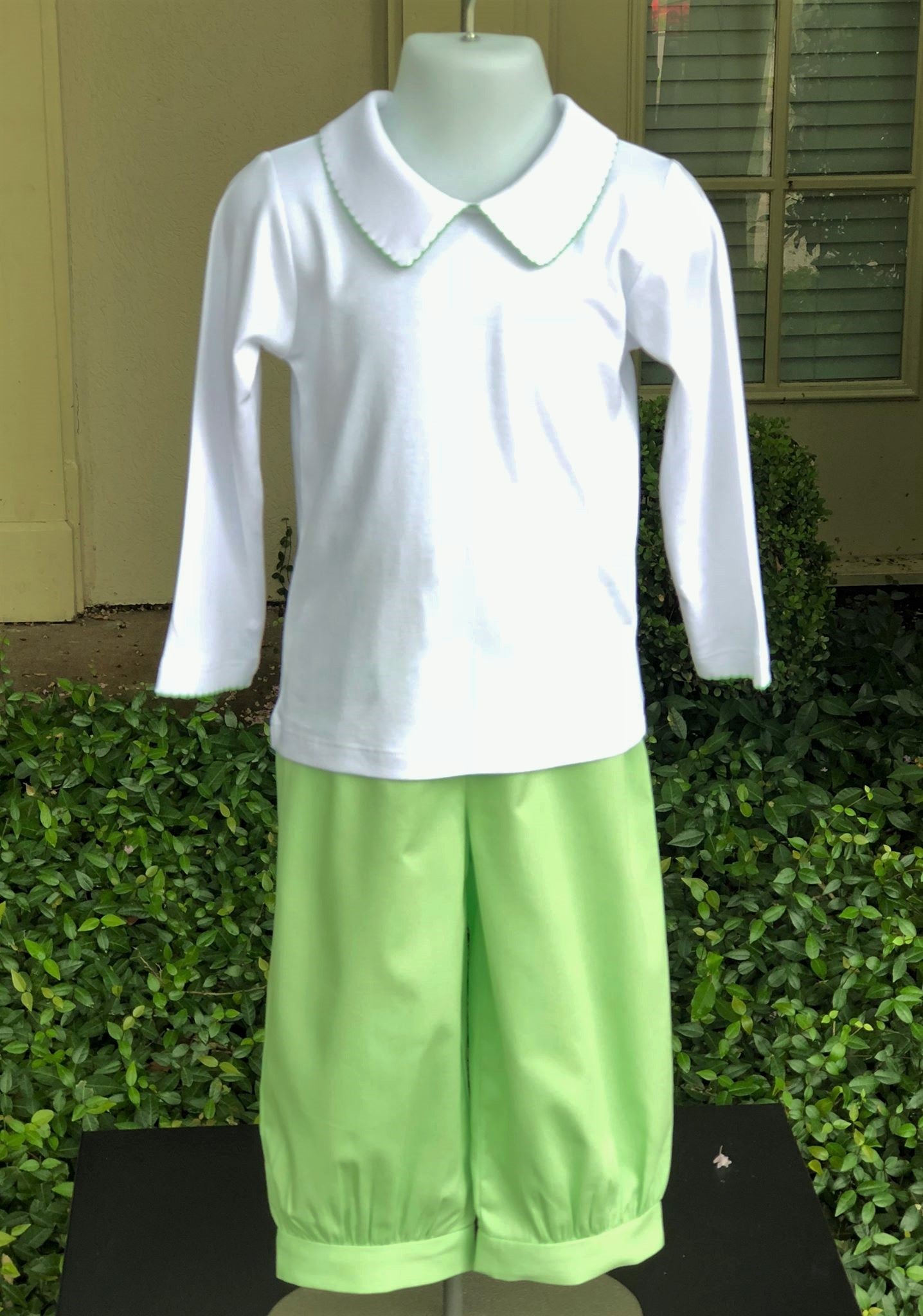Pointed collar shirt with apple green picot trim*